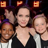 Angelina s dcerami Zaharou (vlevo) a Shiloh.