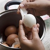 Jak na to, aby se uvařené vejce snadněji loupalo?
