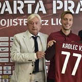 Adam Kotalík (vpravo) při podpisu smlouvy s útočníkem Václavem Kadlecem. Vlevo...