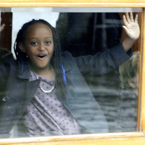 Zahara Jolie-Pitt se narodial v Etiopii, mlem zemela. Zachrnila ji prv...