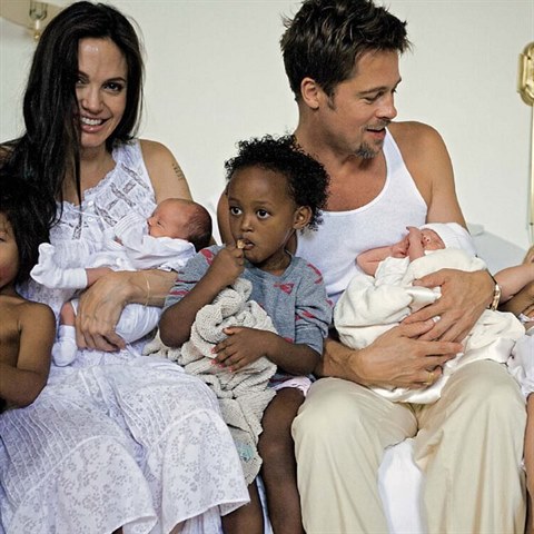 Rodina Jolie-Pitt ve spokojenjch dobch.