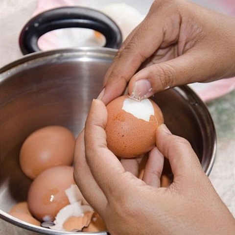 Vejce se z�sadit�m b�lkem se loupe lehce.