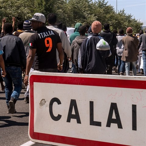 Do Calais denně přichází stovky uprchlíků. Podle zdechovského jde většinou o...