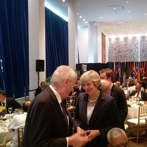 Prezident Milo Zeman a britsk premirka Theresa Mayov.