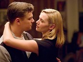 Kate Winslet a Leonardo DiCaprio ve filmu Nouzový východ.