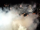 Amerití policisté zahalení v dýmu.