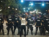 Výmluvné foto: bezmocný mu stojí ped hordou policist s obuky.