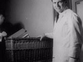 Doktor SS Josef Mengele, pezdívaný Andl smrti. Provádl nelidské experimenty...