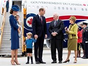 Královská rodina se zdraví s kanadským generálním guvernérem Johnstonem a jeho...