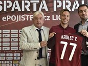 Adam Kotalík (vpravo) pi podpisu smlouvy s útoníkem Václavem Kadlecem. Vlevo...
