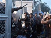 Potyky mezi uprchlíky navzájem a s policií byly v táboe na denním poádku.