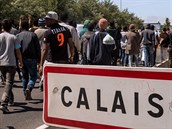 Do Calais denn pichází stovky uprchlík. Podle zdechovského jde vtinou o...
