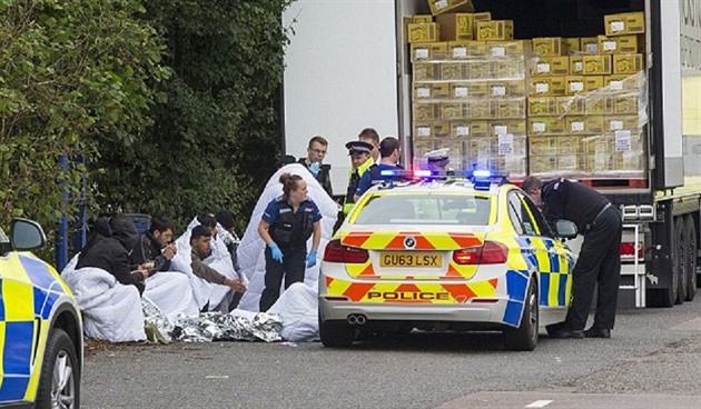 Policie ve Velké Británii odhalila skupinu ilegálních uprchlík, kteí se do...