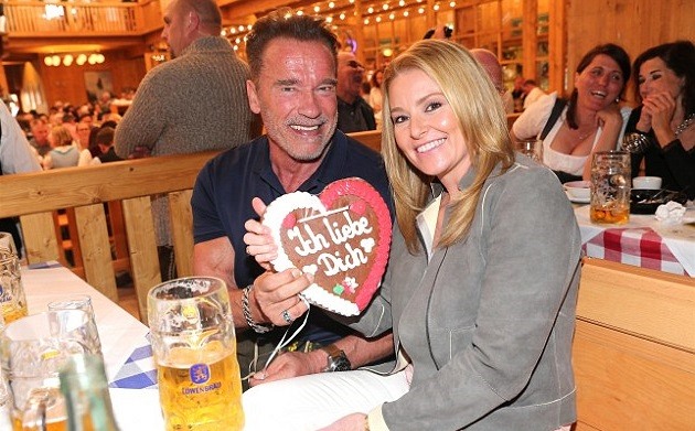 Arnold absolvovat s partnerkou pivní festival ji podruhé.