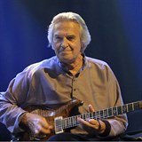 John McLaughlin je jeden z nejvtch ijch kytarist svta.