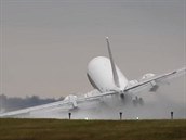 Boeing, který pistával na praském letiti Václava Havla se musel potýkat se...