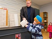 Předseda KDU-ČSL Pavel Bělobrádek přišel k urně s dětmi. Může mít radost z...