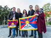 Bursíkovi se rádi fotí s tibetskou vlajkou.