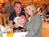 Arnold absolvovat s partnerkou pivní festival ji podruhé.