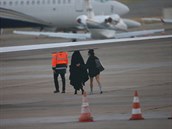 Kim ráno po incidentu opustila Paí soukromým letadlem.