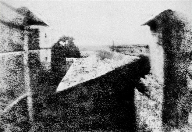 Znm obrzek: prvn fotografie, kterou kdo kdy podil, vznikla v roce 1827....
