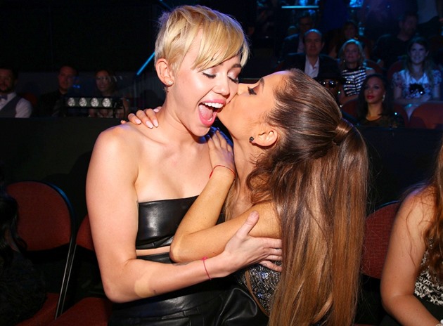 Miley Cyrus a Ariana Grande