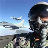 Pilot si vyfotil selfie ze sthaky.
