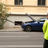 Jej auto dokonce porazilo strom.