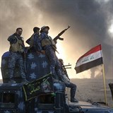 Cestu k Mosulu zahalil postupujícím spojencům dým.