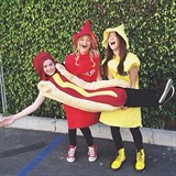 Sarah Gilman, Olivia Holt a Piper Curda jako hot dog, keup a hoice.