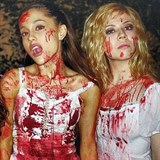 Ariana Grande a Jennette McCurdy jako krvav zombies.