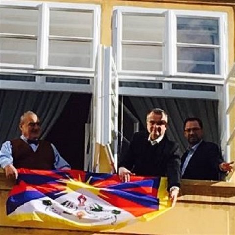 Jak se ukzalo, Kalouskovo vyvovn tibetskch vlajek a zatiovn se...