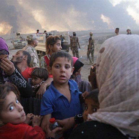Z vyplennch vesnic v okol Mosulu ISIS vyhnal mstn obyvatelstvo.