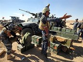 Irátí policisté kontrolují zbran a munici.