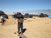 Policista v civilu se modlí na stanoviti asi 35 kilometr od Mosulu.