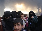 Z Mosulu prchají tisíce civilist.