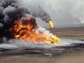 Hoící ropná loiska zpsobují znané ekonomické i ekologické kody.