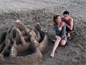 Tereza a Patrik spolu postavili hrad z písku. Není to roztomilé?