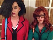 Katy Perry a Shannon Woodward jako Daria a Jane ze seriálu Daria.