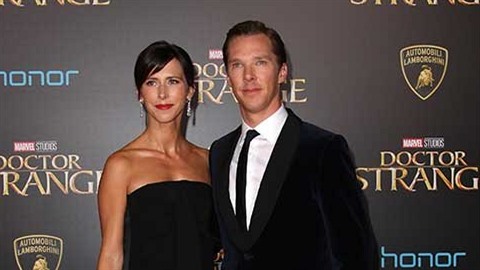 Benedict s manelkou Sophií na premiée filmu Doctor Strange.