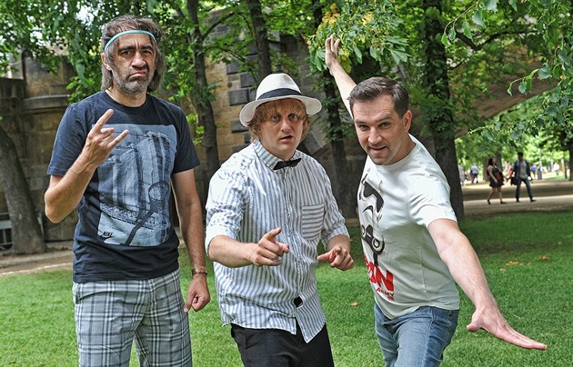 Kohák, Pavlásek a Sokol trénují choreografii na pekonání taneního rekordu.