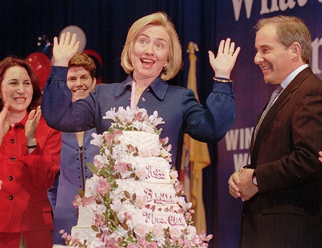 Hillary Clintonová oslavila narozeniny. Své volie pobouila tím, e si popála...