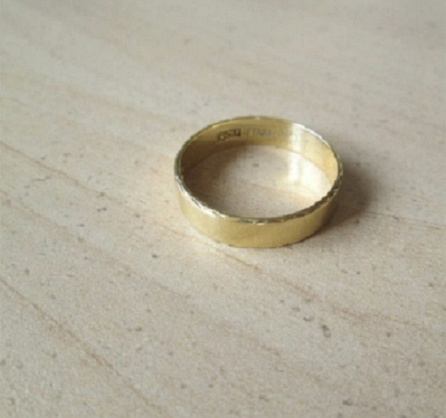 Nevíte, komu patí ztracený snubní prsten?