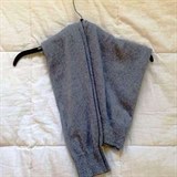 Pokud si nechcete vytahat svetr, mete ho povsit i peloen pes ramnko.