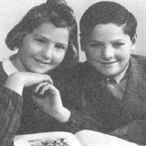 Třináctiletý Jiří Brady se sestrou Hanou, která zemřela v Osvětimi.