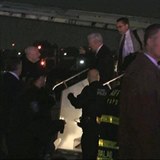 Zden Pence vystupuje z letadla, kter sjelo z ranveje.