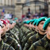 Na Hradčanském náměstí složilo přísahu přes 800 nových vojáků.