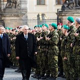 Nov vojci spolu s ministrem obrany a vrchnm velitelem ozbrojench sil,...