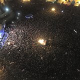 Na Staroměstské náměstí dorazily tisíce lidí na protest proti politice Miloše...