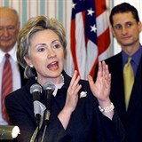V roce 2000 byl Weiner lenem americkho Kongresu a pomhal Clintonov s jej...